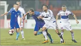  ??  ?? Bas Dost (l) van Nederland wordt verdedigd door twee tegenstand­ers. (Foto: Nusport)