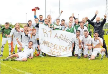  ?? Foto: Kopf ?? In einem wahren Krimi sicherten sich die B-Junioren des FC Gundelfing­en den Landesliga-Aufstieg und feierten den Erfolg hinterher überschwän­glich (von links): Jannik Karg, Michael Schmauder, Janik Noller, Matthias Beck, Marius Brugger, Johannes Hauf,...