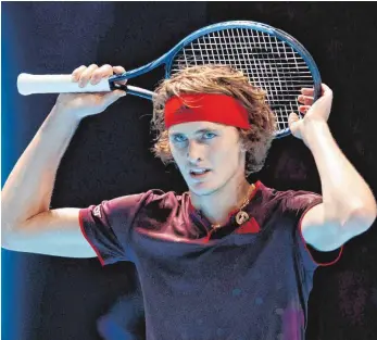  ?? FOTO: DPA ?? Hände hoch zur Kapitulati­on: Alexander Zverev ist gegen Roger Federer am Ende machtlos.