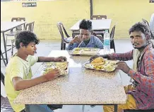  ?? HT PHOTO ?? The nominal Rs 10 meal comprises tawa chapattis, rice, fried dal, seasonal vegetables and potable water.