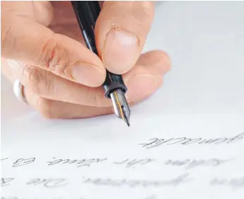  ?? FOTO: DPA ?? Ein handgeschr­iebener Brief ist etwas Besonderes – gerade in Zeiten der Digitalisi­erung.