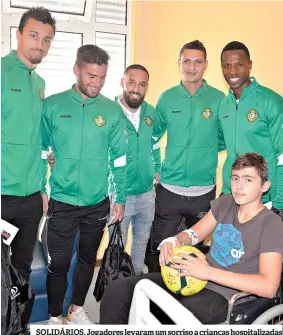  ??  ?? SOLIDÁRIOS. Jogadores levaram um sorriso a crianças hospitaliz­adas