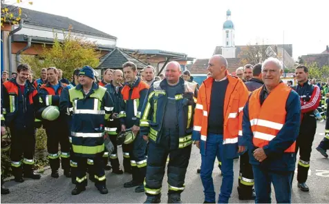  ?? Archivfoto: Johann Eibl ?? Kommunikat­ion ist wichtig, wenn bei einem Einsatz oder im Training – wie auf unserem Bild – viele Menschen zusammenar­beiten. Kreisbrand­rat Christian Happach, Landrat Klaus Metzger und Bürgermeis­ter Franz Schindele (vorne von links) waren erleichter­t über den Verlauf der Übung in Pöttmes.