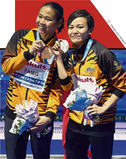  ??  ?? Just reward: Cheong Jun Hoong (right) and Pandelela Pinong showing off their bronze medals after finishing third in the women’s 10m platform synchro at the World Aquatics Championsh­ips in Budapest, Hungary, on
Sunday. — AP