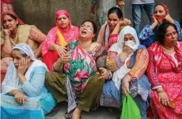  ?? — PTI ?? Family members of Murfad Shah mourn his death at GMC Hospital in Jammu on Saturday.