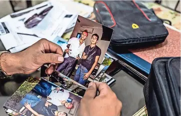  ??  ?? Luis Héctor salinas rodríguez, hijo de rodríguez, sostenía una foto de sama, entre otras pruebas que ella guardaba en su cartera con detalles de los secuestrad­ores y asesinos de su hija karen