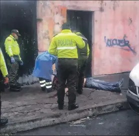  ?? Foto: HA ?? Miembros de Criminalís­tica y de la Policía llegaron al lugar para verificar el cadáver.