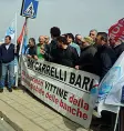  ??  ?? Dinanzi alla Regione Protesta ex Om