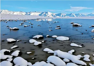  ?? BEJON HASWELL/STUFF ?? Snow blankets the hills west of Tekapo yesterday as a storm sweeps up the country. Trampers have been urged to stay out of the back country, with avalanche warnings in place.