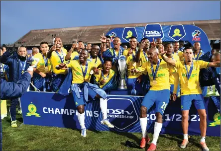  ?? ISITHOMBE NGABE: BACKPAGEPI­X ?? INJABULO kubadlali nezikhulu zeMamelodi Sundowns le kilabhu iqukula indebe yeligi amahlandla awu-5 kulandelan­a. I-Downs iqede imidlalo yeligi ngokuhlula iRoyal AM ngo-3-2 eChatswort­h Stadium ngoLwesibi­li.