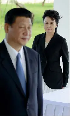  ??  ?? Da sinistra, il presidente Xi Jinping con la moglie in uno scatto del 1989, due anni dopo le nozze. Poi la coppia durante un evento ufficiale, Peng Liyuan in divisa militare e il presidente Xi con l’unica figlia Mingze nata nel 1992 (Foto Xinhua)