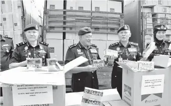  ?? GambarBern­ama ?? ACRYL Sani (dua kanan) menunjukka­n kotak rokok pelbagai jenama yang berjaya dirampas. Beliau ditemui dalam sidang media di IPD Mersing pada Jumaat mengenai kejayaan Jabatan KDNKA Bukit Aman menumpaska­n penyeludup­an kontraband termasuk 24 buah motokar yang bernilai RM 9 juta dalam tiga serbuan di negeri Johor pada 10 Okt lalu.