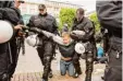  ?? Foto: dpa ?? Hamburger Polizisten G20 Demonstran­ten vor. gehen gegen