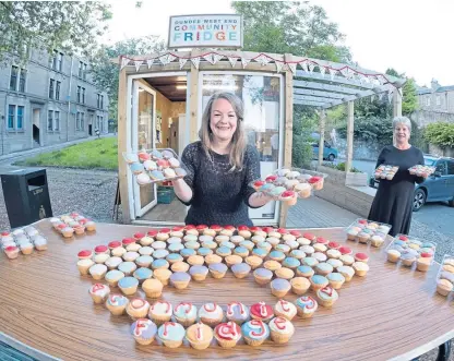  ?? Picture: Paul Reid. ?? Project co-ordinator Lynsey Penny, centre, and project assistant Joyce Reid with cakes which were handed out free to visitors to celebrate the Perth Road fridge’s first birthday.