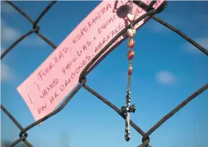  ?? Picture: AFP ?? NATION PRAYS. A rosary hangs outside Argentina’s Navy base in Mar del Plata as time runs out for 44 crew members of submarine.