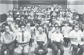  ??  ?? MANFAATKAN SEBAIKNYA: Lau (dua kanan) merakam kenangan bersama para penerima biasiswa Yayasan Pendidikan SM Wong Nai Siong.