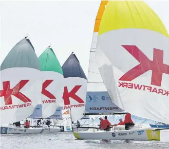  ?? FOTO: VOLKER GÖBNER WYC ?? Zwei erste Plätze in fünf Rennen erzielte das Team des Württember­gischen Yacht-Clubs beim zweiten Event der Segel-Bundesliga in Konstanz. Hier führen Max und Moritz Rieger, Felix Diesch und Marvin Frisch auf dem Vorwindkur­s mit gesetztem Gennaker.