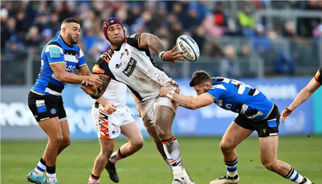  ?? PICTURE: Dan Mullan/getty Images ?? Leicester Tigers’ Nemani Nadolo off-loads under pressure from Jonathan Joseph and Will Butt during Bath Rugby’s narrow defeat to the Gallagher Premiershi­p leaders