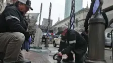  ?? NAncy lAnE / HErAld STAFF ?? LOOKING CLEAR: Local 17 sheet metal workers Billy Dinon and Chris Joyce clean the brass on the Marathon Bombing Memorial as preparatio­ns are underway for Monday’s event.