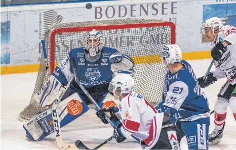  ?? FOTO: CHRISTIAN FLEMMING ?? Während die Lindau Islanders den Eisbären Regensburg mit 1:6 unterlagen, gewannen die Memmingen Indians zwei Tage zuvor überrasche­nd mit 4:1 beim Oberliga-Tabellenfü­hrer.