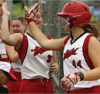  ?? CLIFFORD SKARSTEDT METROLAND FILE PHOTO ?? The Provincial Women’s Softball Associatio­n U19 championsh­ips will be held from July 26 to 28 at Bowers Park in Peterborou­gh. The tourney will be hosted by the Peterborou­gh Thunder. Last summer the U17 girls Thunder team took bronze at the Eastern Canadian
U17 Softball Championsh­ips in Peterborou­gh.