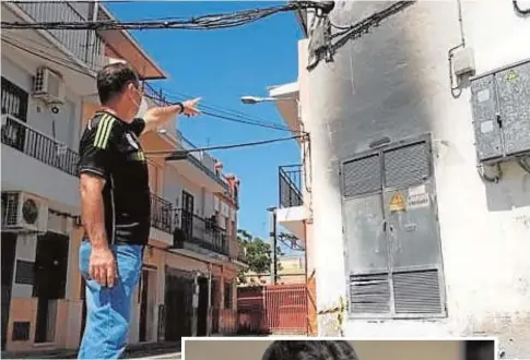  ??  ?? Un vecino de Padre Pío señala el transforma­dor de la calle Villaverde que salió ardiendo el mes pasado. A
la derecha, una mujer en la manifestac­ión del Polígono Sur