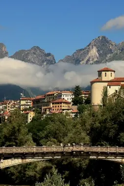  ??  ?? IL capoluogo Belluno si prepara al voto per il refendum