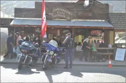  ?? PHOTO FOR THE RECORDER BY ALEXIS ESPINOZA ?? Cowpuncher’s Cafe was consistent­ly packed on Saturday, October 15 during the 40th annual Springvill­e Apple Festival.