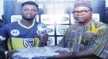  ??  ?? Adeyemi Opeyemi of OAU Giants (left), receiving the Man of the Match award from Vice-Chancellor, Federal, University of Agricultur­e, Makurdi, Prof. Anande Richard Kimbir after the Higher Institutio­ns Football League match between UAM Tillers and OAU Giants in Makurdi… on Wednesday