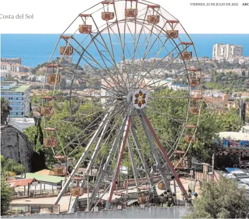  ??  ?? UNA NORIA CON VISTAS AL MAR
La espectacul­ar ubicación de Tivoli World le ha hecho siempre ser objeto de oscuras tentacione­s inmobiliar­ias