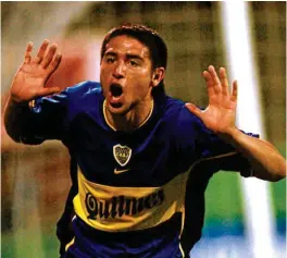  ??  ?? El exgoleador de los Xeneizes celebra tras conseguir una anotación.