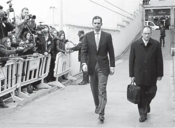  ?? Foto: Efe ?? Iñaki Urdangarin (i) y su abogado, Mario Pascual Vives, en la rampa de acceso a la Audiencia de Palma en febrero de 2012.