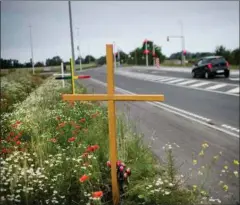  ?? FOTO: TIM KILDEBORG JENSEN ?? I dag står der tre malede kors på gerningsst­edet: – Mads var homoseksue­l, så hans er i regnbuefar­ver, Ries er hvidt, og Inges er guld, fortaeller Per Sleimann.