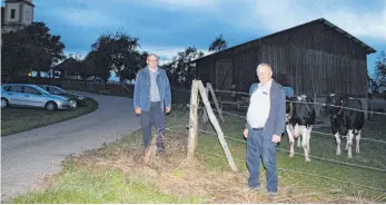  ?? FOTO: BLAUHUT ?? Bürgermeis­ter Nikolaus Ebert und Ortsvorste­her Bernhard Schmidt bei dem Schuppen, der den Zöbinger Vereinen bei Bedarf als Unterstand zur Verfügung gestellt werden soll.