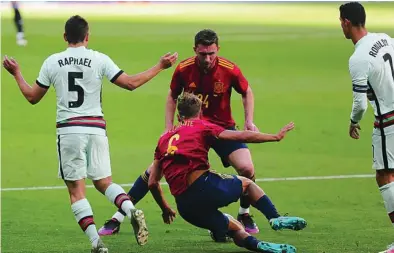  ?? JESÚS G. FERIA ?? Llorente y Laporte tratan de despejar un balón delante de Guerreiro y Cristiano Ronaldo