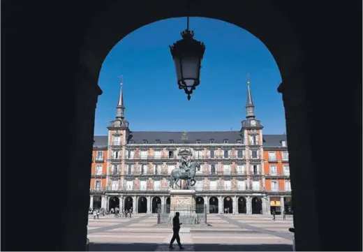  ??  ?? La Plaza Mayor en Madrid, que suele concentrar a muchos turistas, luce prácticame­nte vacía producto de la pandemia.