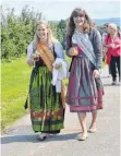  ??  ?? Apfelkönig­in Sabrina Heiß (links) und -prinzessin Ann-Kathrin Kolb.