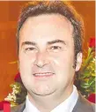  ??  ?? Andrés Gubetich Mojoli, titular del Instituto de Previsión Social, que firmó la adjudicaci­ón a la firma de Chamorro Lafarja.