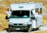  ??  ?? Cristiano Fabris, a destra nella foto, con il suo compagno Paolo Lallo e il Fiat Ducato su cui vive e con cui ha fatto, fino a oggi, oltre 400mila km, viaggiando in tutto il mondo