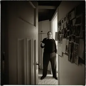  ??  ?? TOP RIGHT: Arnold Newman outside his kitchen, New York City, 1992.
