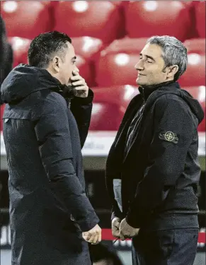  ?? FOTO: PERE PUNTÍ ?? Entre colegas Xavi y Valverde charlan antes de comenzar el partido de ayer