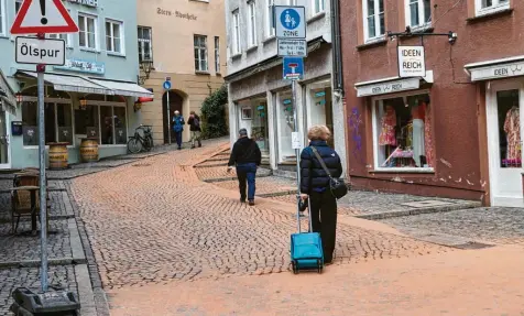  ?? Foto: Peter Fastl ?? Die Gassen in der Altstadt, wie hier am Judenberg, sind weiterhin in Orange getaucht. Das Bindemitte­l soll das Öl aufsaugen.