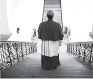  ??  ?? Un obispo alemán entrando a una iglesia en Fulda.