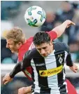  ??  ?? Martin Hinteregge­r Lars Stindl. kämpft hier gegen