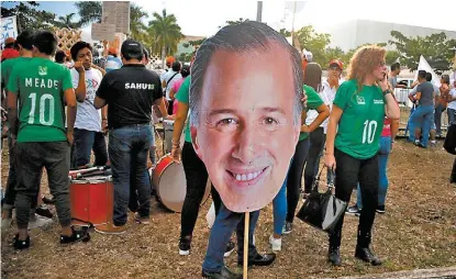  ??  ?? Simpatizan­tes de AMLO y del ex secretario de Hacienda, con singulares accesorios en apoyo de sus aspirantes.