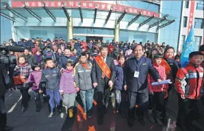  ?? PROVIDED TO CHINA DAILY ?? Li Anping (center), president of Zhendong Group, mingles with orphans supported by the company in Shanxi province.