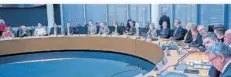  ?? FOTO: MICHAEL KAPPELER/DPA ?? Blick in den Verteidigu­ngsausschu­ss des Bundestage­s kurz vor Beginn der in die Sondersitz­ung am 11 März. Auch hier ging es um die Debatte über TaurusLief­erungen an die Ukraine.