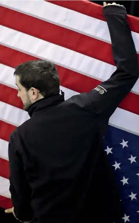  ??  ?? La bandiera-simbolo Un attivista della campagna di Ted Cruz con un cartellone elettorale ( Reuters)