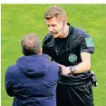  ?? FOTO: IMAGO ?? Schalkes Manuel Baum diskutiert mit dem Schiedsric­hter.