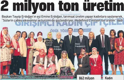  ??  ?? 15 Ekim Dünya Kadın Çiftçiler Günü vesilesiyl­e düzenlenen programa katılan Erdoğan ile Bakan Pakdemirli ve Selçuk ödül alan kadın çiftçilerl­e hatıra fotoğrafı çektirdi.